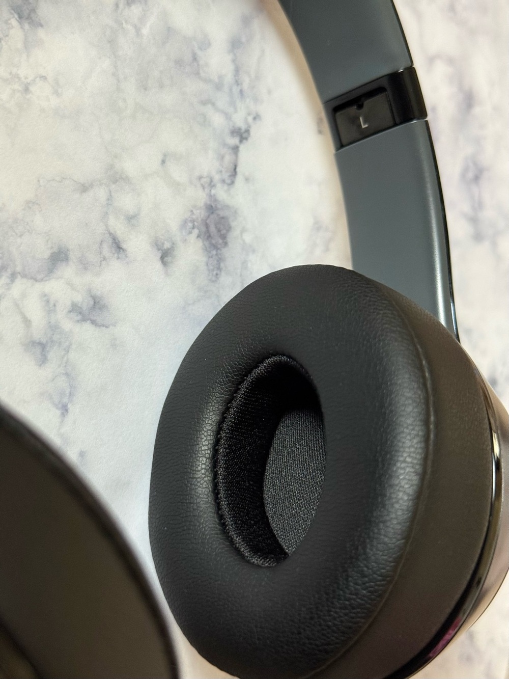 Beats Solo2 Wireless Headphones Black Bluetooth Tested w/ Case & New Ear Pads - Picture 7 of 17